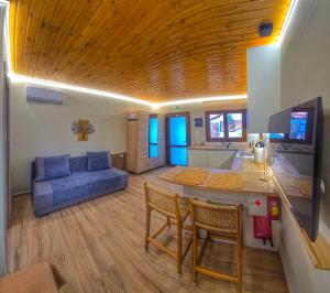a living room with a blue couch and a table at Vista Mare 2 in Kámpos