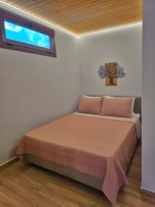 a bedroom with a bed with a window at Vista Mare 2 in Kámpos