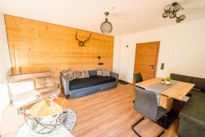 ein Wohnzimmer mit Sofa und Tisch in der Unterkunft Schulerhof in Oberau