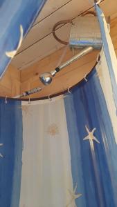 a room with a curtain and a ceiling at Su Niberalzu glamping in Fermata di Enas