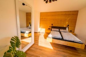 ein Schlafzimmer mit zwei Betten und einem Spiegel in der Unterkunft Schulerhof in Oberau