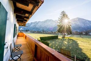 ein Balkon mit Blick auf ein Feld und Berge in der Unterkunft Schulerhof in Oberau