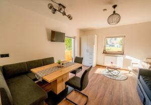 ein Wohnzimmer mit einem Tisch und einem Sofa in der Unterkunft Schulerhof in Oberau