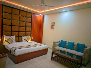 a bedroom with a bed and a couch at Hotel Roselle inn in Jāmb +3 photos