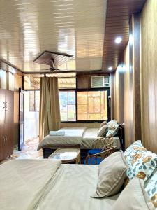 ein Schlafzimmer mit drei Betten in einem Zimmer in der Unterkunft Full Stop Hostel in Rishikesh + 86 Fotos
