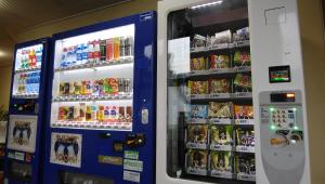 a vending machine in a store with food and drinks at ビジネスホテル圭 in Kimiidera