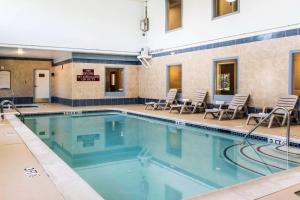 a large swimming pool with chairs and a table at Comfort Inn Lancaster County in Columbia