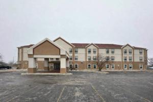 an empty parking lot in front of a large building at Econo Lodge Inn & Suites in Monee