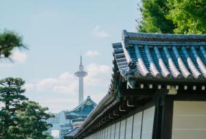 ein orientalisches Gebäude mit Blick auf den Fernsehturm in der Unterkunft hotel kanra kyoto in Kyoto