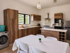 a kitchen with a table and chairs in it at La Maison d'Isa in Albion