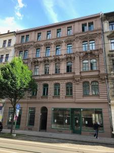 a large building on the side of a street at Helles geteiltes Mehrbettzimmer in Leipzig