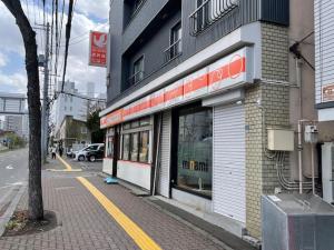 a store on the side of a building on a street at シティアヴェニュー旭町 - 札幌の学園前駅から徒歩6分 - コンパクトな快適ステイ in Sapporo