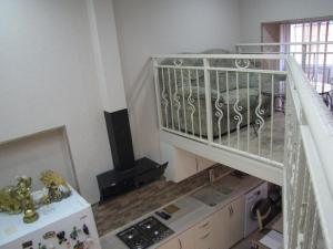 een kamer met een trap en een woonkamer bij Inna`s Studio in Tbilisi City