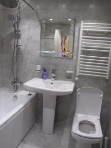 ein Badezimmer mit Waschbecken, Toilette und Badewanne in der Unterkunft Inna`s Studio in Tbilisi City