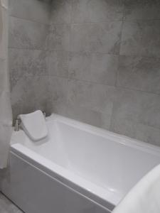 eine weiße Badewanne mit WC im Bad in der Unterkunft Inna`s Studio in Tbilisi City