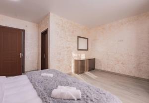 ein Schlafzimmer mit einem Bett und zwei Kissen darauf in der Unterkunft Hotel Louis in Mestia