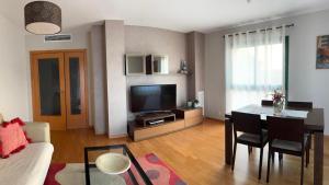 a living room with a table and a television at Kalma Samaria in Pals