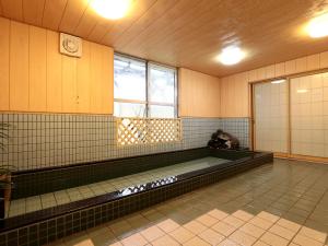 an empty swimming pool in a gymnasium with at Hotel B FUJI-YAMANAKAKO in Yamanakako