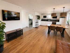 a living room with a dining room table and a kitchen at Apartment Ihm in Memmingen