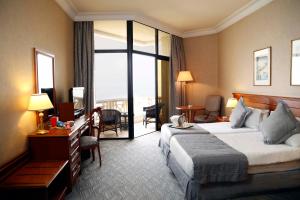 Voodi või voodid majutusasutuse Bayview Hotel Beirut toas