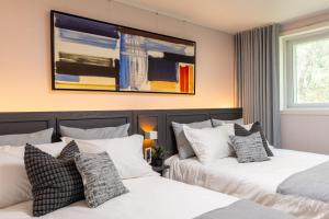 two beds sitting next to each other in a bedroom at 스테이 한집 in Suwon