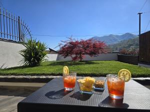 a table with three drinks on top of it at Casa Mia Holiday House in Pianillo