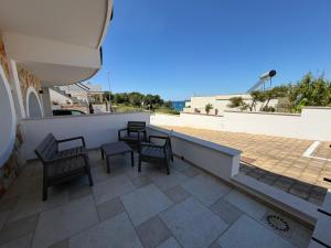 a patio with chairs and tables on a roof at Casa Ca 'Luci in Marina San Gregorio