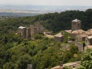 an old castle on top of a hill at Le gîte de cals haut in Lacombe