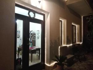 A seating area at Hotel Terra degli Elimi