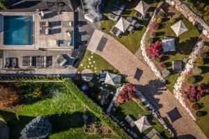 an overhead view of a house with a yard at Hotel Ravelli Luxury Spa in Mezzana