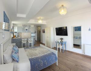 a bedroom with a bed and a living room and a kitchen at Bluemarina Apartamente in Mamaia