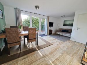 a living room with a table and chairs and a couch at Ferienwohnung Zürcher in Chieming