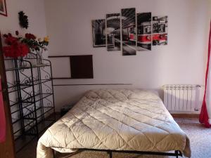 a bedroom with a bed and some pictures on the wall at Casa Muscas in Iglesias