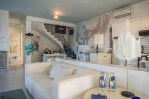 ハニオティスにあるBlue Horizon 2 in Chalkidikiのリビングルーム(白いソファ付)、キッチンが備わります。