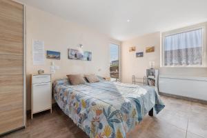 a bedroom with a bed and a window at Chambre d'hote chez Odile in Plougoulm