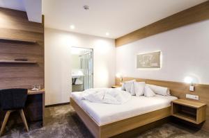 ein Schlafzimmer mit einem Bett, einem Schreibtisch und einem Stuhl in der Unterkunft Klaushof in Ischgl
