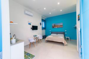 a room with a bed and a table and chairs at Sale e Salsedine in Bari