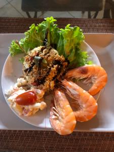 a plate of food with shrimp and salad on a table at Clos Germanois entre Clermont, Lyon ,St Etienne A89 sortie 32 in Saint-Germain-Laval