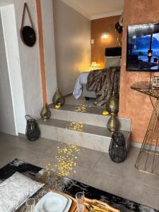 ein Zimmer mit einem Bett und einem Fernseher in einem Zimmer in der Unterkunft The Throne in Johannesburg