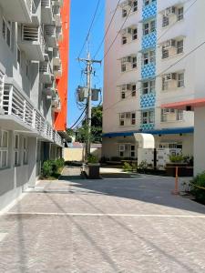 an empty street in front of some tall buildings at Cozy place near pavilion mall, upto 4PAX in Biñan