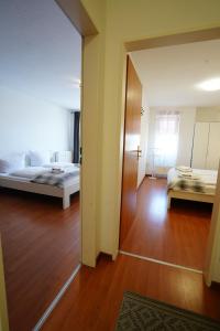 a room with two beds and a room with a mirror at Radebeul Altkötzschenbroda in Radebeul