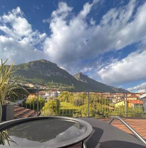 a hot tub with a view of a mountain at Top Stay Retrò in Costa Volpino