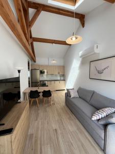 a living room with a couch and a kitchen at Eko apartamentos Astelarra in Muxika