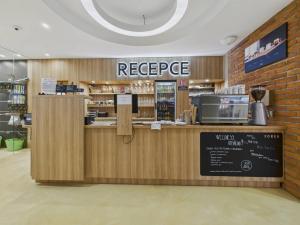 ein Restaurant mit einer Theke mit aregeigeracistacistacistacist in der Unterkunft Hotel Forea in Lanškroun + 92 Fotos