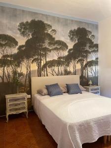ein Schlafzimmer mit einem Bett und einem Gemälde an der Wand in der Unterkunft Sa Spillunca Experience in Làconi