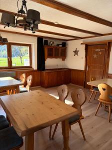a living room with a wooden table and chairs at Alpenhaus Bichlbach in Bichlbach