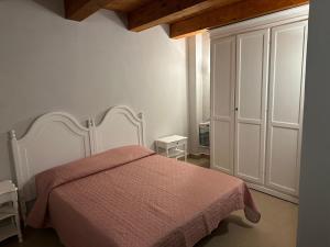 a bedroom with a bed with a pink blanket at IL CASTAGNETO Room in Pietraroia