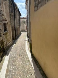 an alley in an old building with a cobblestone street at IL CASTAGNETO Room in Pietraroia