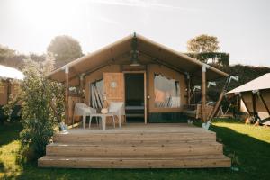 ein Zelt mit Holzterrasse im Gras in der Unterkunft Anna Glamping in Fuen Negra + 23 Fotos
