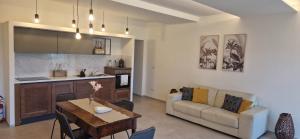 eine Küche und ein Wohnzimmer mit einem Tisch und einem Sofa in der Unterkunft Villa Razeto in Zoagli